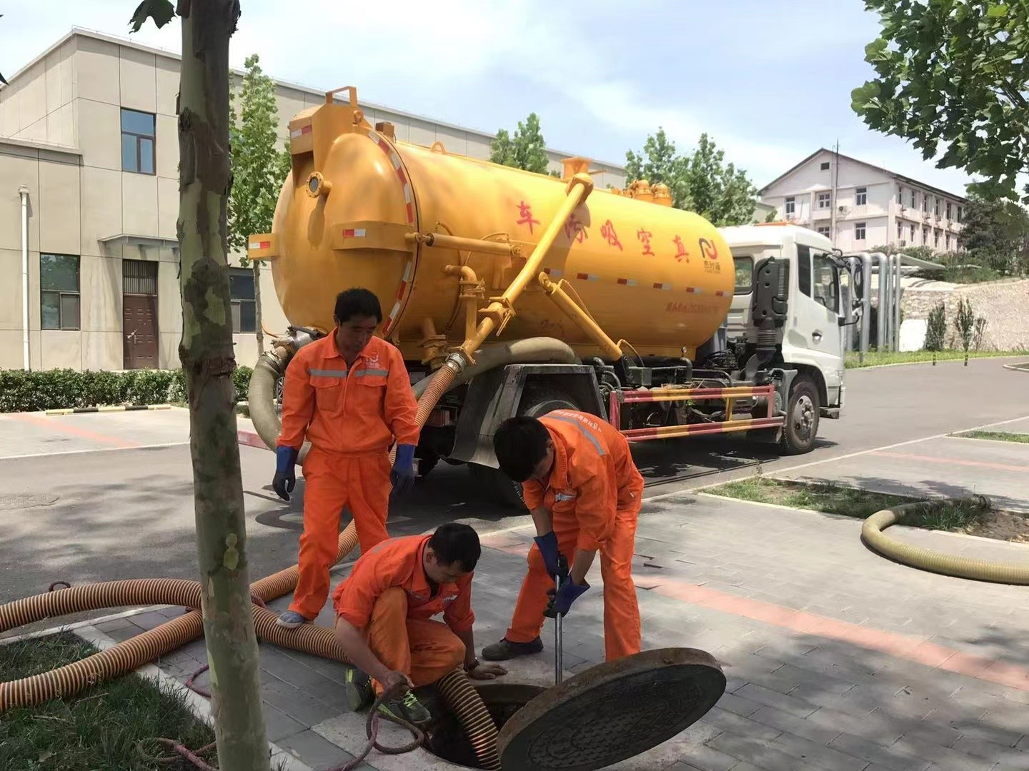 临淄管道疏通车停在窨井附近