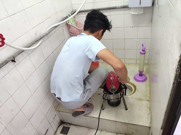 临淄管道堵塞冒臭气 专业师傅现场解决问题